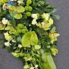 Palma pogrzebowa w kilku odcieniach zieleni ze storczykiem i anthurium