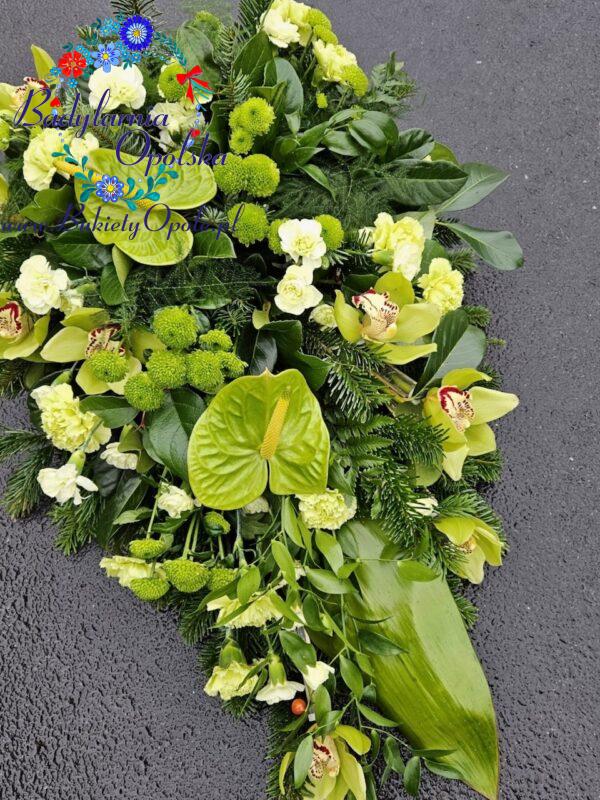 Palma pogrzebowa w kilku odcieniach zieleni ze storczykiem i anthurium