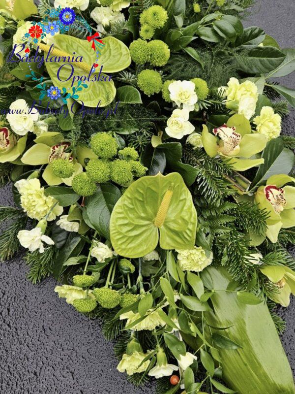 Palma pogrzebowa w kilku odcieniach zieleni ze storczykiem i anthurium