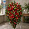 Wieniec pogrzebowy kropla na stojaku w kolorze czerwieni bordo i zieleni z anthurium