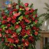 Wieniec pogrzebowy kropla na stojaku w kolorze czerwieni bordo i zieleni z anthurium