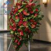 Wieniec pogrzebowy kropla na stojaku w kolorze czerwieni bordo i zieleni z anthurium